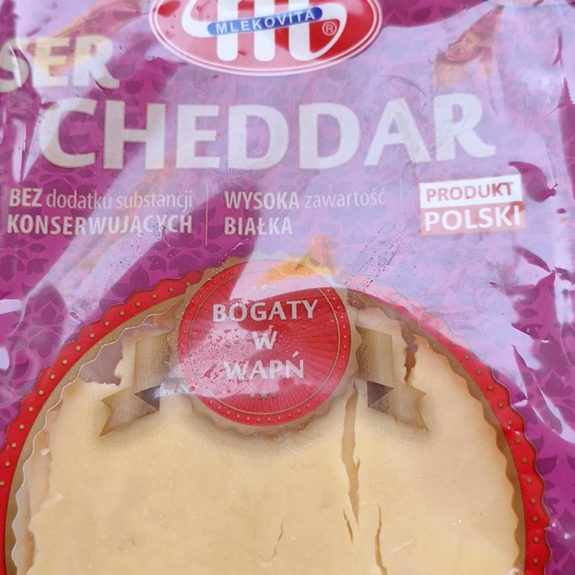 Фото - Сир твердий Cheddar Premium Mlekovita