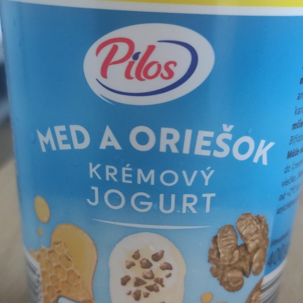 Фото - Krémový jogurt med a oriešok Pilos