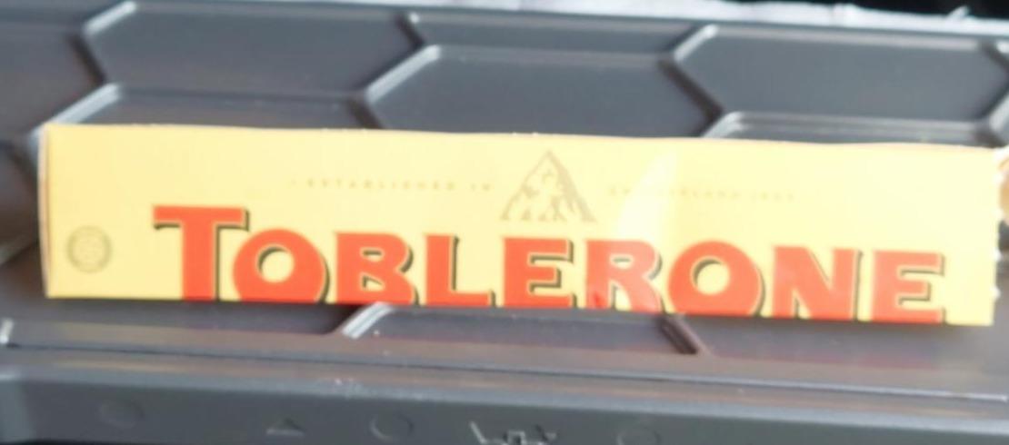 Фото - Шоколад молочний Швейцарський з медово-мигдальною нугою Тоблерон Toblerone