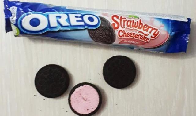 Фото - Печиво з какао та кремовою начинкою Полуниця Strawberry Cheesecake Oreo